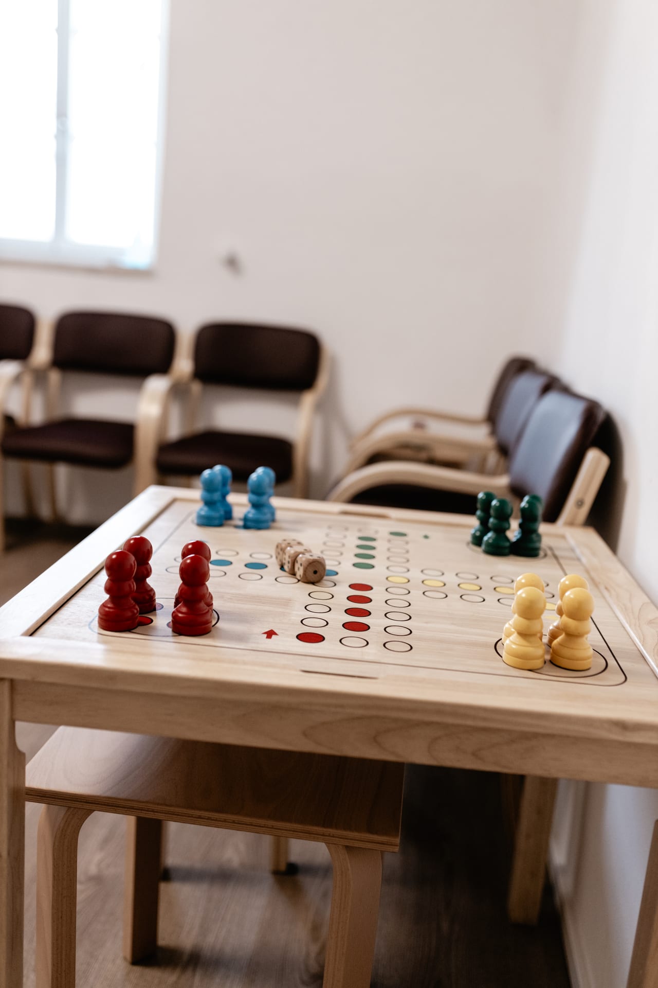 Spieltisch für gemeinsame Aktivitäten und Gesellschaftsspiele